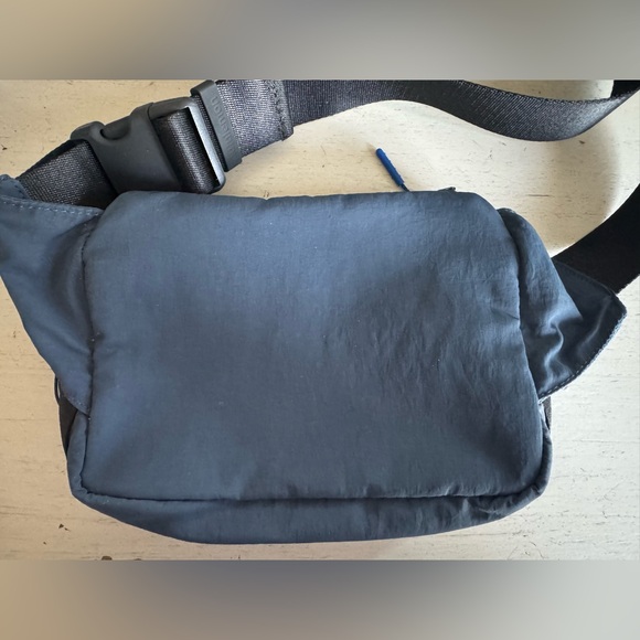 Lululemon Clean Lines Belt Bag 2L Iron Blue - Picture 4 of 5